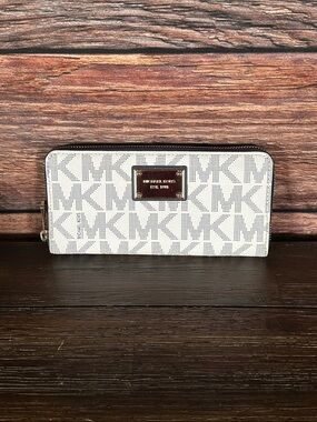 Michael Kors Cream and Navy MK Logo Zip Wallet